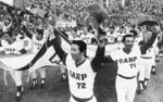 　初優勝し古葉竹識監督（中央）を先頭にペナントを掲げファンに応える広島ナイン＝１９７５年１０月、広島市民球場