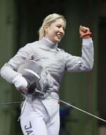 　女子サーブル個人２回戦で勝利した江村美咲＝パリ（共同）