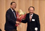 福井名誉会長（右）から首相就任の花束を受け取る石破氏＝４日、東京都千代田区の都市センターホテル