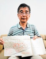 鳥取市大火災誌を手に鳥取大地震や鳥取大火からの復興の歴史を語る鳥取まちなかガイドの会の内田克彦代表