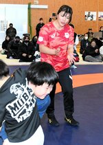 子どもたちにタックルのやり方を指導する鏡選手＝１３日、倉吉市小田の倉吉総合産業高