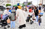 親子連れが集まる「うごくまちぐるぐるかいけ」。人が日常的に集まる温泉地へ、取り組みが進む＝２０２３年１１月２５日、米子市皆生温泉