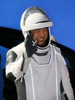 　宇宙船クルードラゴン７号機への搭乗前に笑顔で手を振る古川聡飛行士＝２６日、米フロリダ州のケネディ宇宙センター（共同）