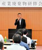 あいさつをする牧浦支部長＝１０日、鳥取市本町３丁目の鳥取商工会議所