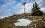 　雪不足で閉鎖されたスキー場のリフト＝２月、スイス（ロイター＝共同）