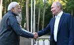 　モスクワ郊外の大統領公邸で握手するインドのモディ首相（左）とロシアのプーチン大統領＝８日（ロイター＝共同）