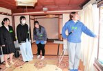 活用予定の空き家を視察する参加者＝８日、香美町村岡区村岡