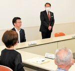 「大沢川暗渠排水路被害者連絡協議会」のメンバーに暗渠を閉塞する考えを伝える平井知事＝８月１２日、米子コンベンションセンター