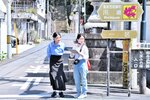 フィールドワークで地域の魅力を調べる団員ら＝１７日、鳥取市用瀬町用瀬