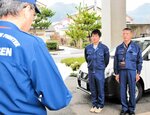 西村副町長（手前）の激励を受ける２人の職員＝１日、新温泉町役場