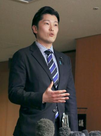 　百条委の非公開協議後に取材に応じる奥谷謙一委員長＝３日午後、兵庫県庁