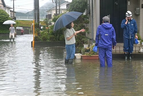 鳥取市安長の住宅街で浸水（午前10時55分撮影）