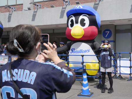 　プロ野球ヤクルトの球団マスコット「つば九郎」が活動休止してから初めての神宮球場でのオープン戦を前に、記念撮影するファン＝１４日