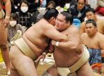 　大相撲の冬巡業で相撲を取る照ノ富士（右）と大の里＝兵庫県宝塚市