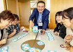 　青森県看護協会の研修で「どせばいい？カード」を使ったゲームを指導する高橋進一＝２０２４年５月、青森市