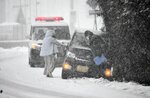 道路脇の側溝に脱輪した自動車（画像を一部加工）＝９日午後１時３２分、香美町香住区大野