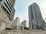 　中国上海市浦東新区で未完成のままになっているマンション＝１１日（共同）