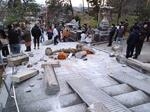 　地震で倒壊した金沢市の大野日吉神社の鳥居＝１日午後４時５０分ごろ