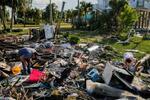 　３０日、ハリケーン「イダリア」が通過した米南部フロリダ州で、残骸となった自宅を調べる夫婦（ロイター＝共同）