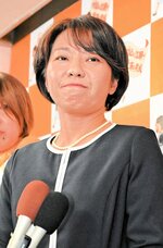 落選の報に口を固く結び、選挙戦を振り返る稲村和美さん＝１７日午後８時５４分、神戸市中央区琴ノ緒町の選挙事務所