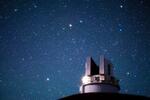 　すばる望遠鏡のドーム（２０１７年５月２９日、藤原英明撮影、国立天文台提供）