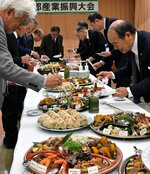 ジビエ料理を楽しむ関係者ら＝１日、日野町根雨の町山村開発センター