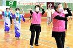 曲に合わせて民踊を踊る参加者ら