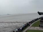 　海嘯を見るために集まった人々＝９月２８日、杭州（共同＝土肥万由子撮影）