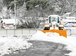 県道で行われた除雪作業＝１７日、新温泉町千谷