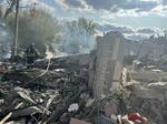 　５日、ウクライナ東部ハリコフ州のロシア軍による攻撃があった村で活動する救助隊員（ハリコフ州知事のテレグラムから・ロイター＝共同）