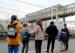 　「三鷹跨線人道橋」（奥）の渡り納めイベントに参加した人たち＝１５日午後、東京都三鷹市