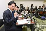 　記者会見する増山誠氏（手前）ら維新の兵庫県議たち＝２３日午後、神戸市中央区