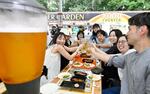 　「さっぽろ大通ビアガーデン」でビールを楽しむ人たち＝１９日午後、札幌市