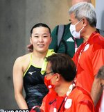 まさかの準決勝敗退で東京五輪を終えた三上紗也可。右は安田千万樹コーチ＝２０２１年７月、東京アクアティクスセンター
