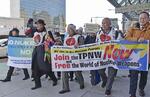 　核廃絶を訴え、国連本部前をデモ行進する被爆者ら＝２０２３年１１月、米ニューヨーク（共同）
