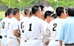 試合後、健闘をたたえ合う高校球児たち＝２０２３年７月２３日、どらドラパーク米子市民球場