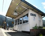 武庫駅の待合所。訪れた人が駅への思いを記す「駅ノート」が設置されている