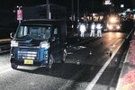 事故の状況を調べる署員ら＝２３日、鳥取市吉成