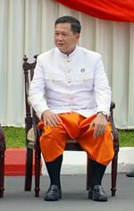 　２１日、カンボジアの首都プノンペンで議会への登院を待つフン・マネット氏（共同）