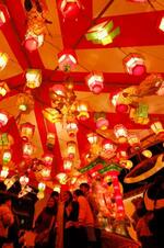 　中国の春節に合わせて始まった「長崎ランタンフェスティバル」＝１０日夜、長崎市