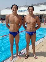 　ギリシャのチームに在籍する水球パリ五輪代表の鈴木透生（左）と高田充＝１９日、アテネ近郊（共同）