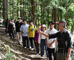 山本塾長（右）の話に耳を傾ける学生ら＝１８日、智頭町芦津の芦津渓谷