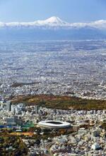 　東京の上空から望む富士山。下は国立競技場＝２０１９年