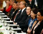 　太平洋・島サミット出席のために来日した各国首脳らとの夕食会に臨む岸田首相（右から３人目）と妻の裕子さん（同２人目）＝１７日午後、東京・元赤坂の迎賓館