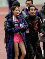 　昨年１月の大阪国際女子マラソンで、日本新記録で２位となり、引き揚げる前田穂南。右は天満屋の武冨豊監督＝ヤンマースタジアム長居