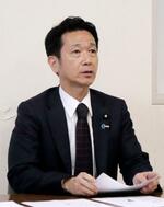 　記者会見する長峯誠参院議員＝２０日午後、宮崎市