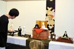 レトロな雰囲気の花嫁人形などの作品が並ぶ＝香美町村岡区和池の木の殿堂