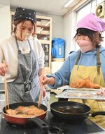 選手や指導者の昼食を準備する保護者＝１月２６日、米子市二本木の米子松蔭高