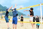 砂浜で白熱のプレーを繰り広げる選手たち＝４日、新温泉町の浜坂県民サンビーチ