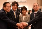 参院選に向け、勝利を誓う舞立氏（左から２人目）と出川氏（同３人目）ら＝９日、東京都港区のグランドプリンスホテル新高輪